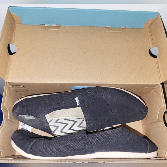 Tom's Shoes - Picture 5 of 6